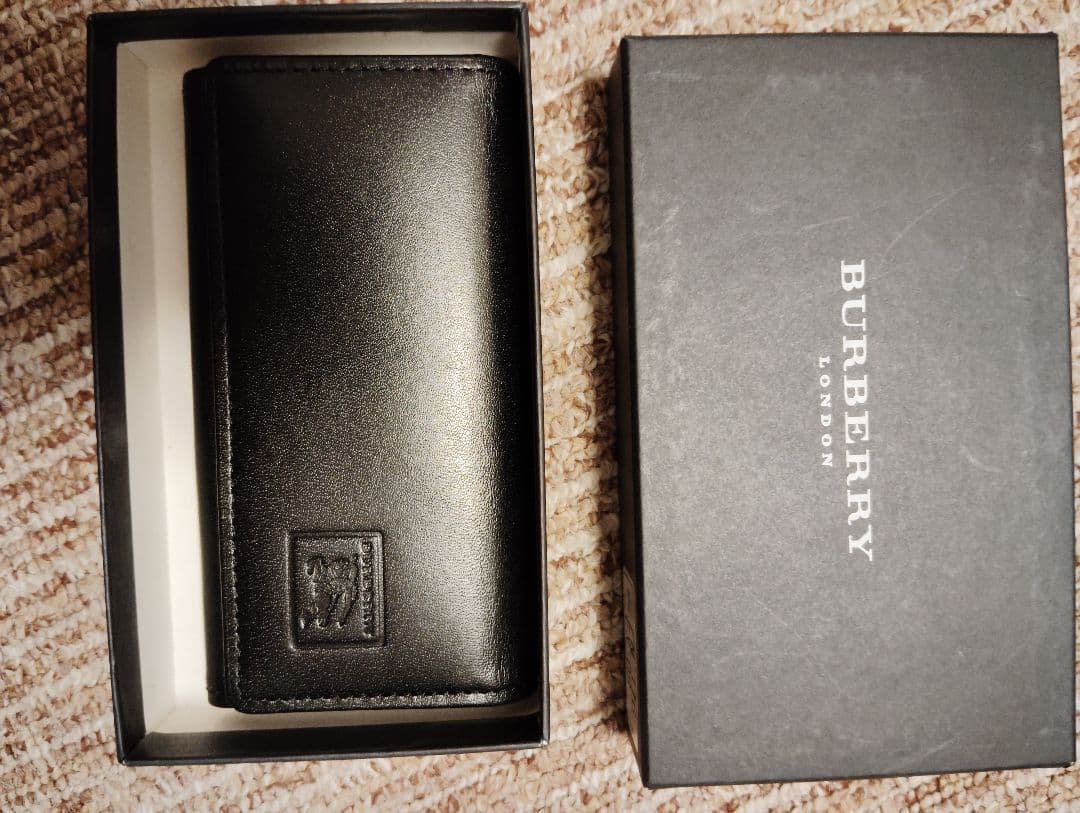 BURBERRY ブラック レザー キーケース