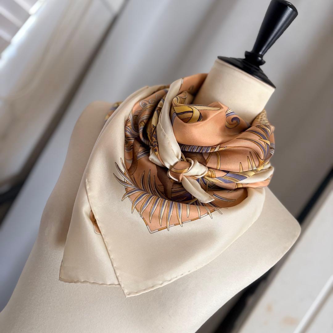 NO.8-108/Salvatoreferragamo/正方形シルク大判スカーフ