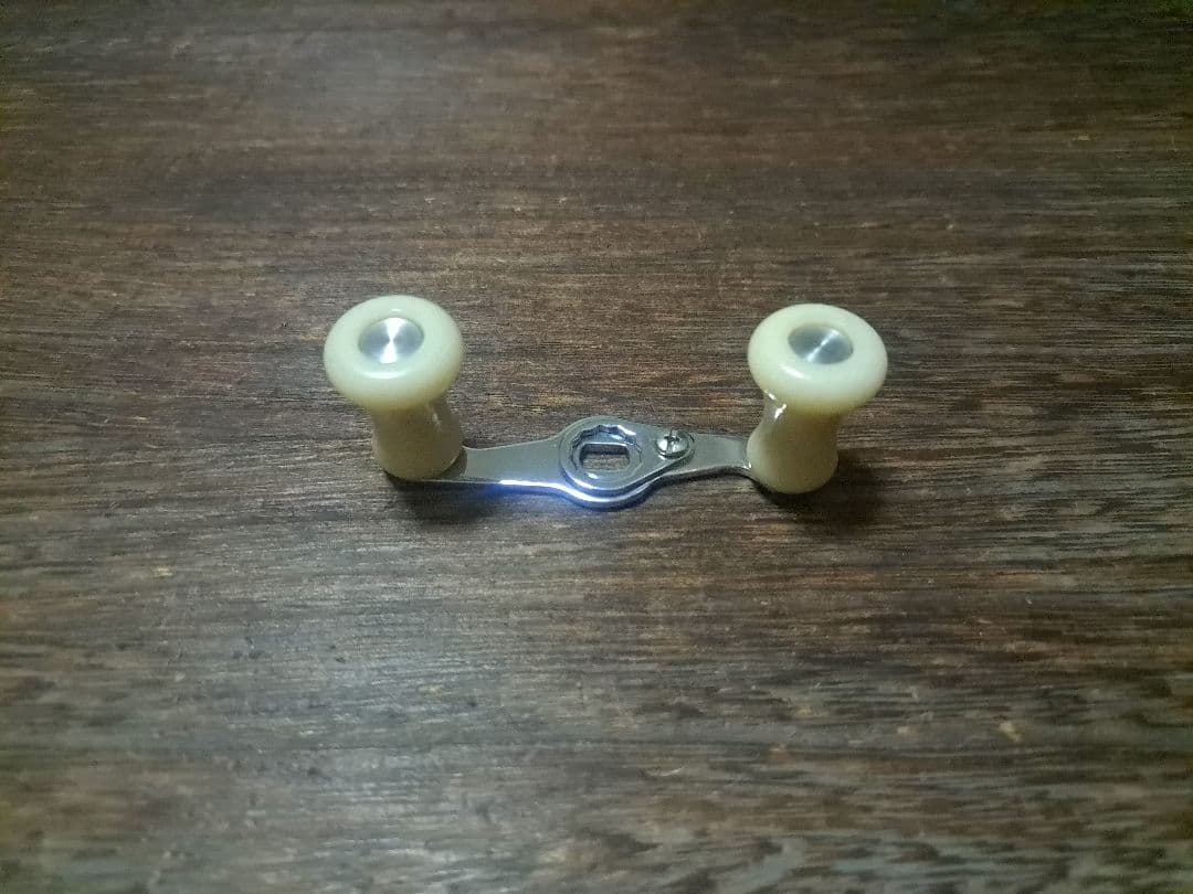 ザウルス　バルサ50　ショートツインハンドル　シルバー×ホワイト　軸間60mm