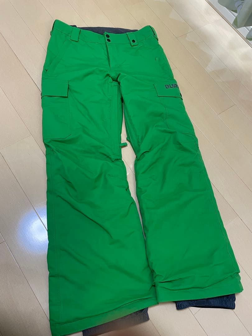 バートン　キッズ　迷彩フード付きウェアと緑色パンツセット