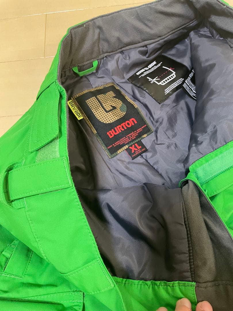 バートン　キッズ　迷彩フード付きウェアと緑色パンツセット