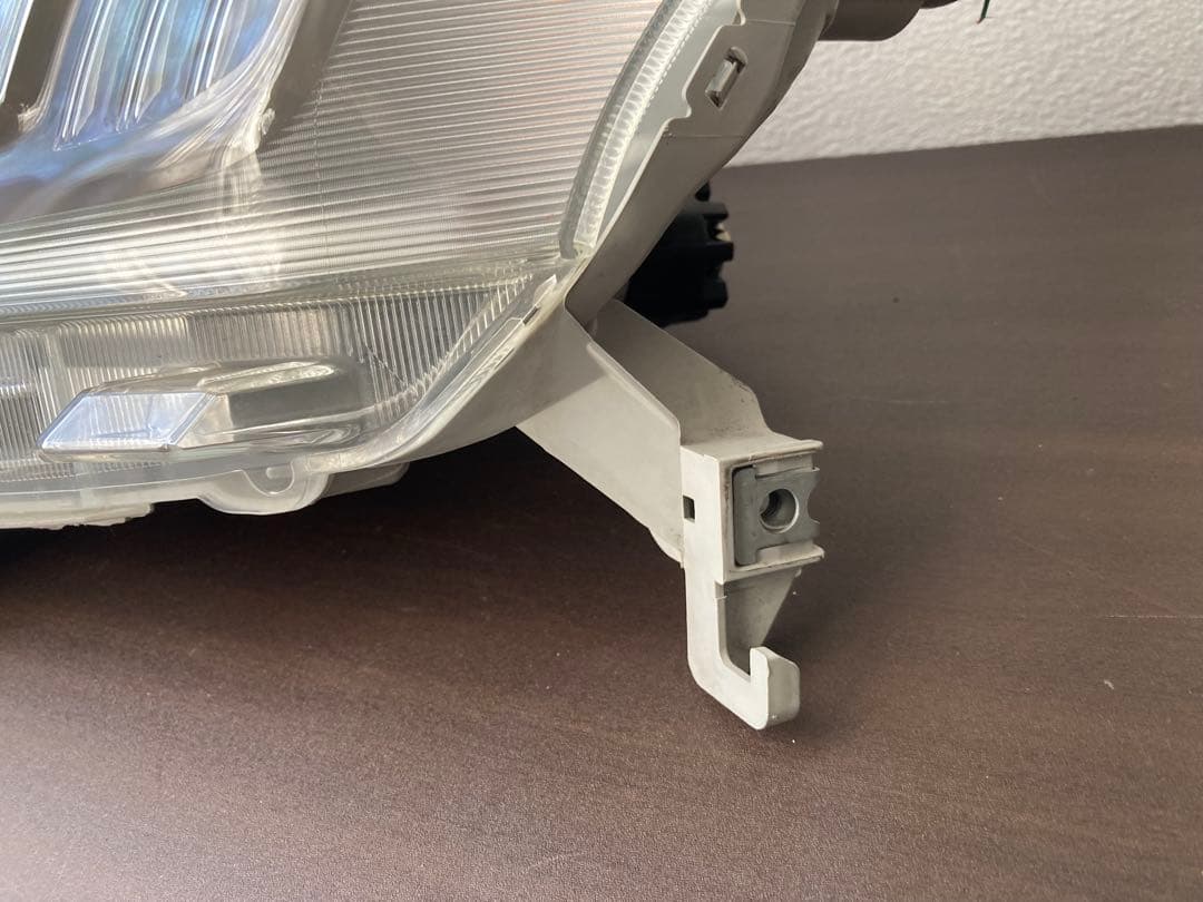 プロボックスサクシード(NSP160V)左ヘッドライト