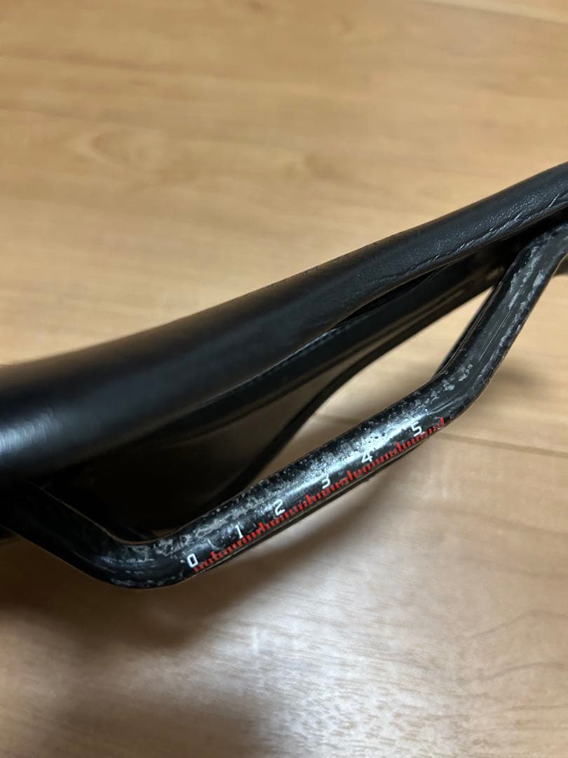 TNI LiteFly カーボンサドル ショートノーズ