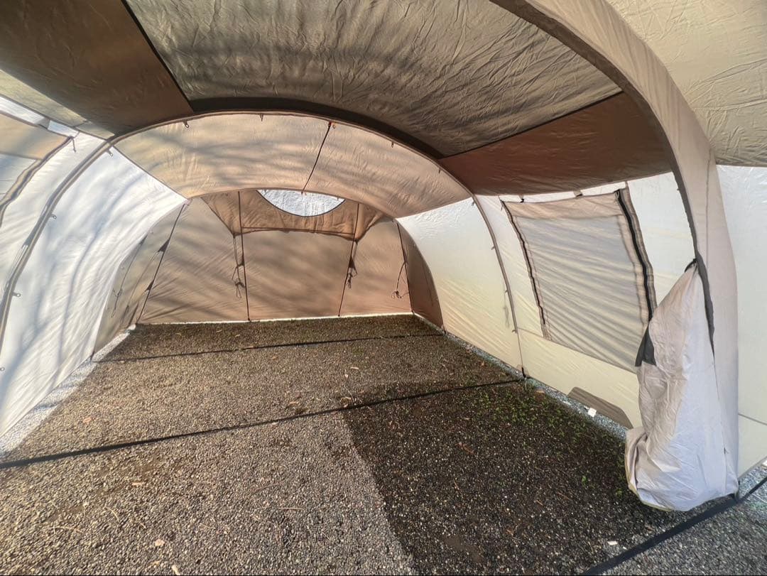 ベージュ ドーム型 キャンプテント メッシュ窓付き