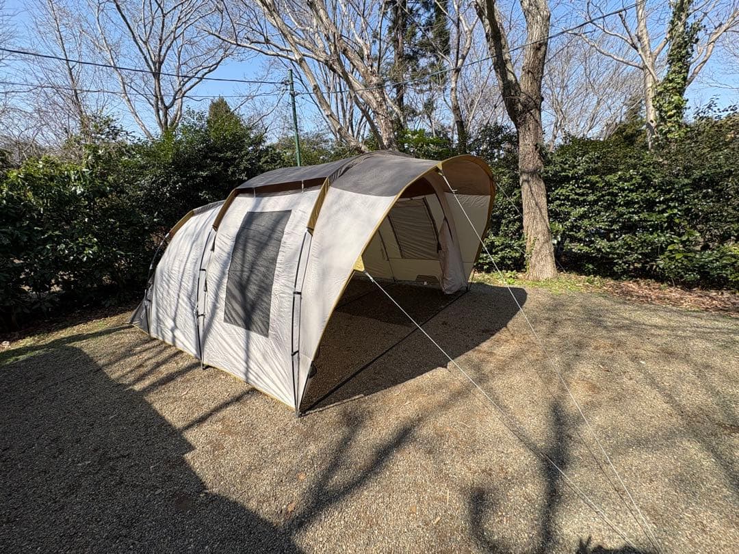 ベージュ ドーム型 キャンプテント メッシュ窓付き