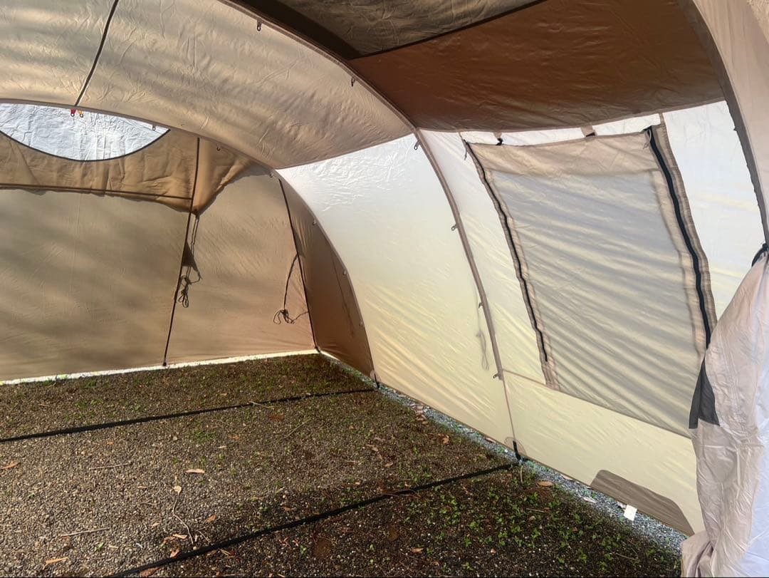 ベージュ ドーム型 キャンプテント メッシュ窓付き
