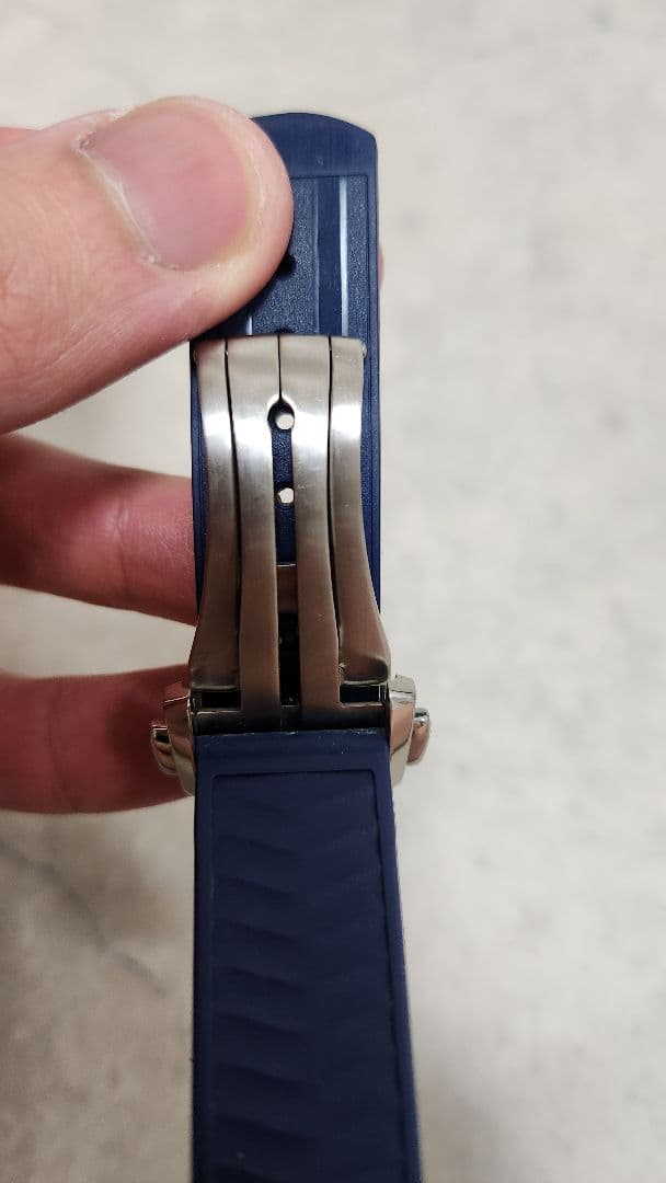 [土日限定値下げ]OMEGAツーピースラバーストラップ(ポーチ、ツール付き)