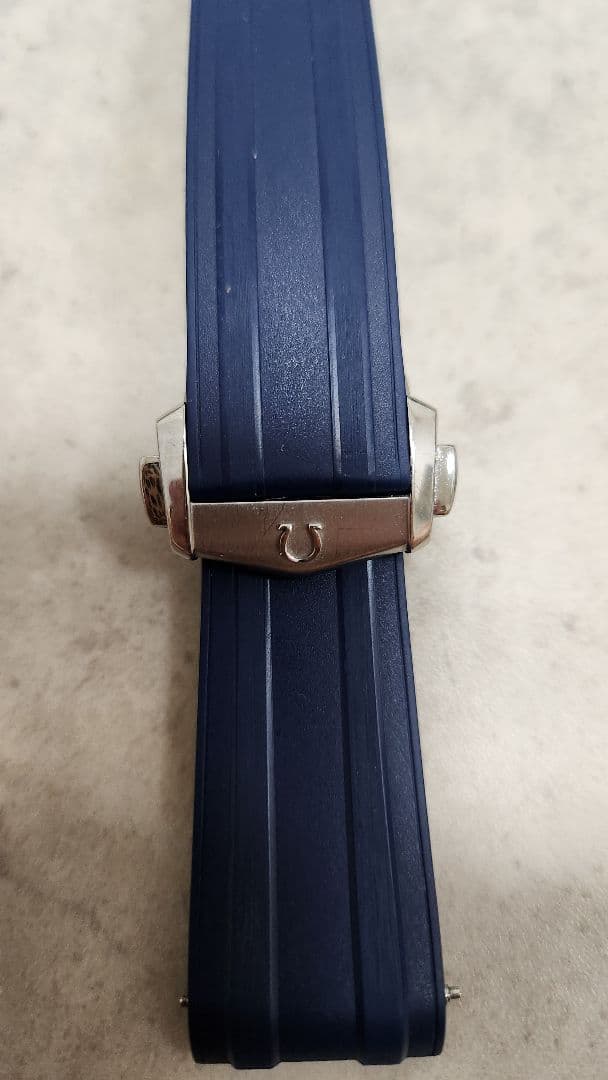 [土日限定値下げ]OMEGAツーピースラバーストラップ(ポーチ、ツール付き)