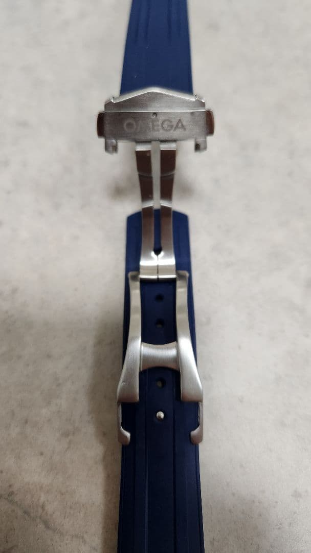 [土日限定値下げ]OMEGAツーピースラバーストラップ(ポーチ、ツール付き)