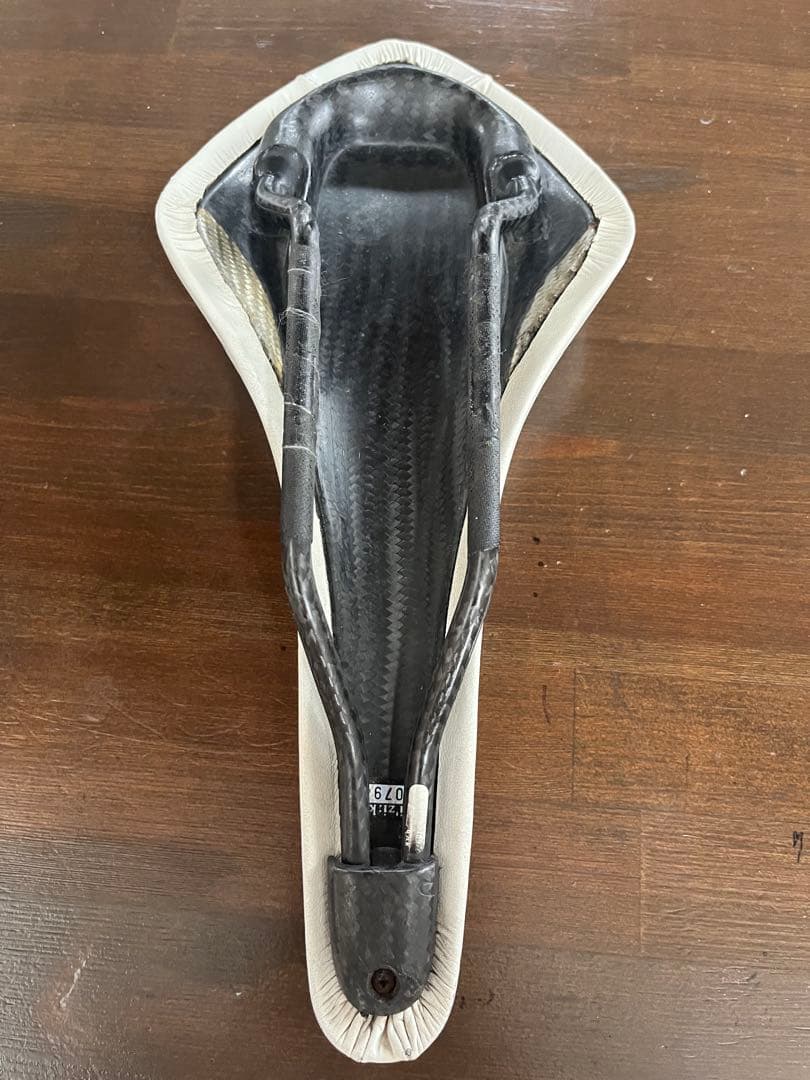 fi'zi:k airone カーボンブレードレール