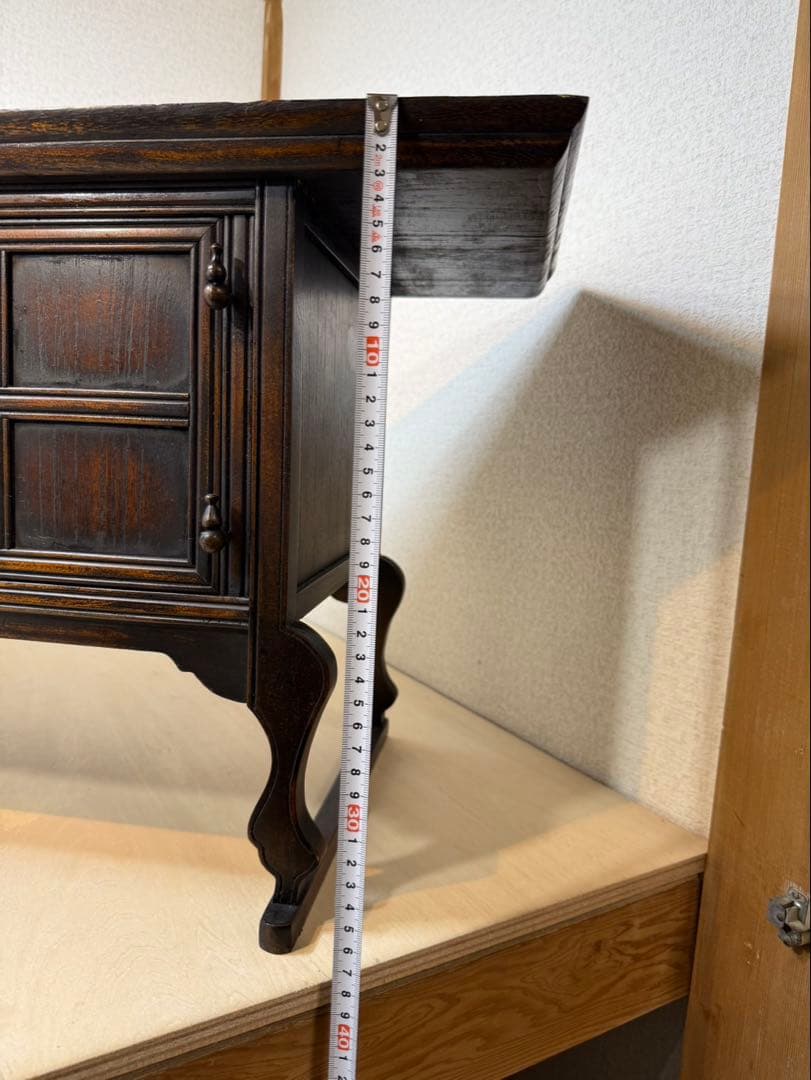 木製のレトロな雰囲気の棚