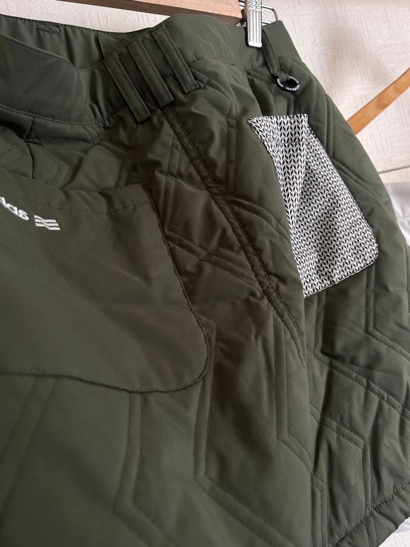 adidas キルティングスカート ホワイト　カーキ