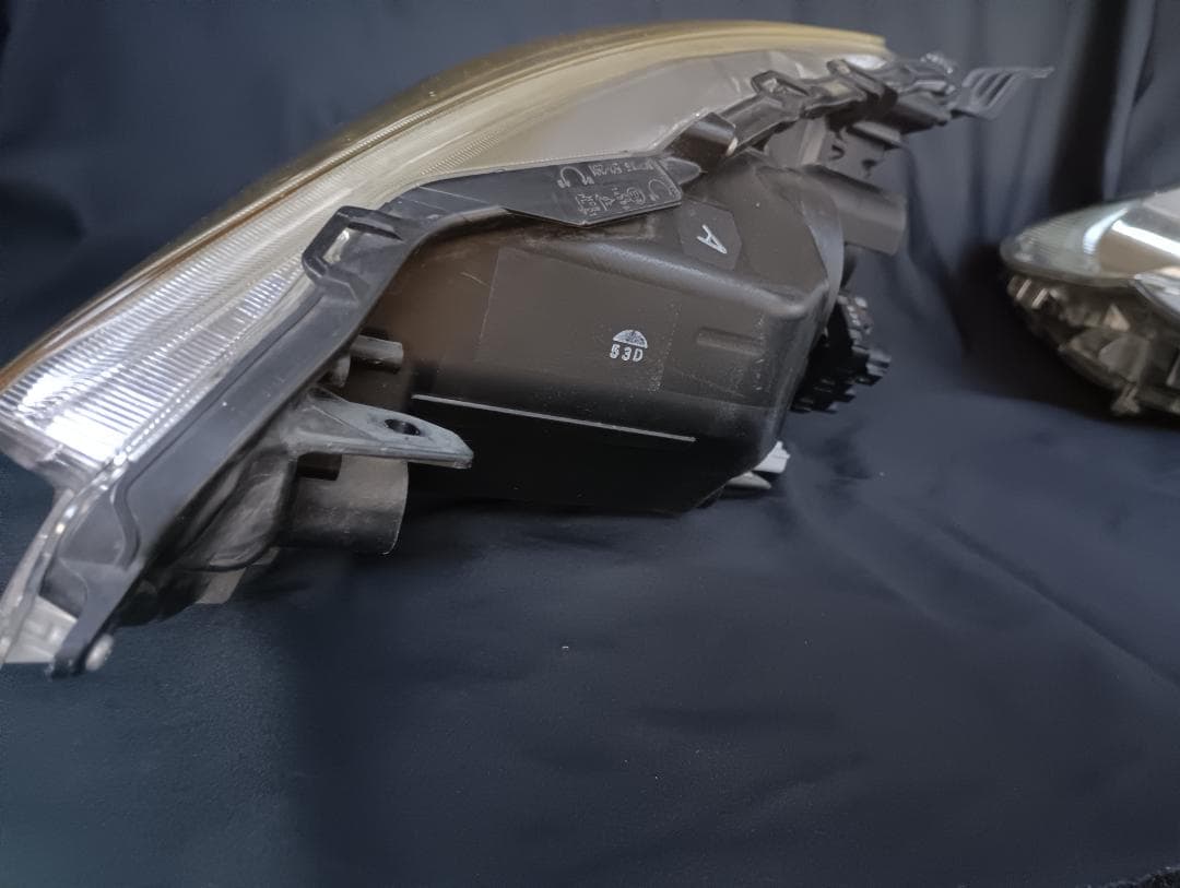 アクア　/　AQUA 　NHP10　左右ヘッドライト