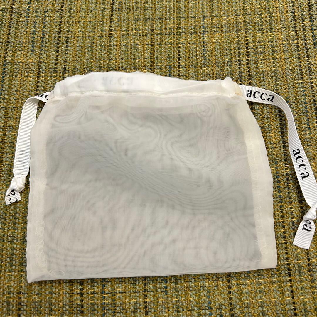 acca ストーン付き黒いヘアクリップ