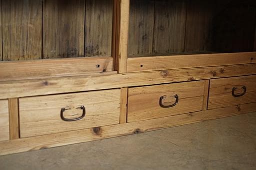 味のある大きな木枠のガラス戸棚　引き出し4杯