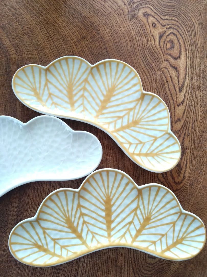 葉模様 波型皿 ３枚セット　お正月