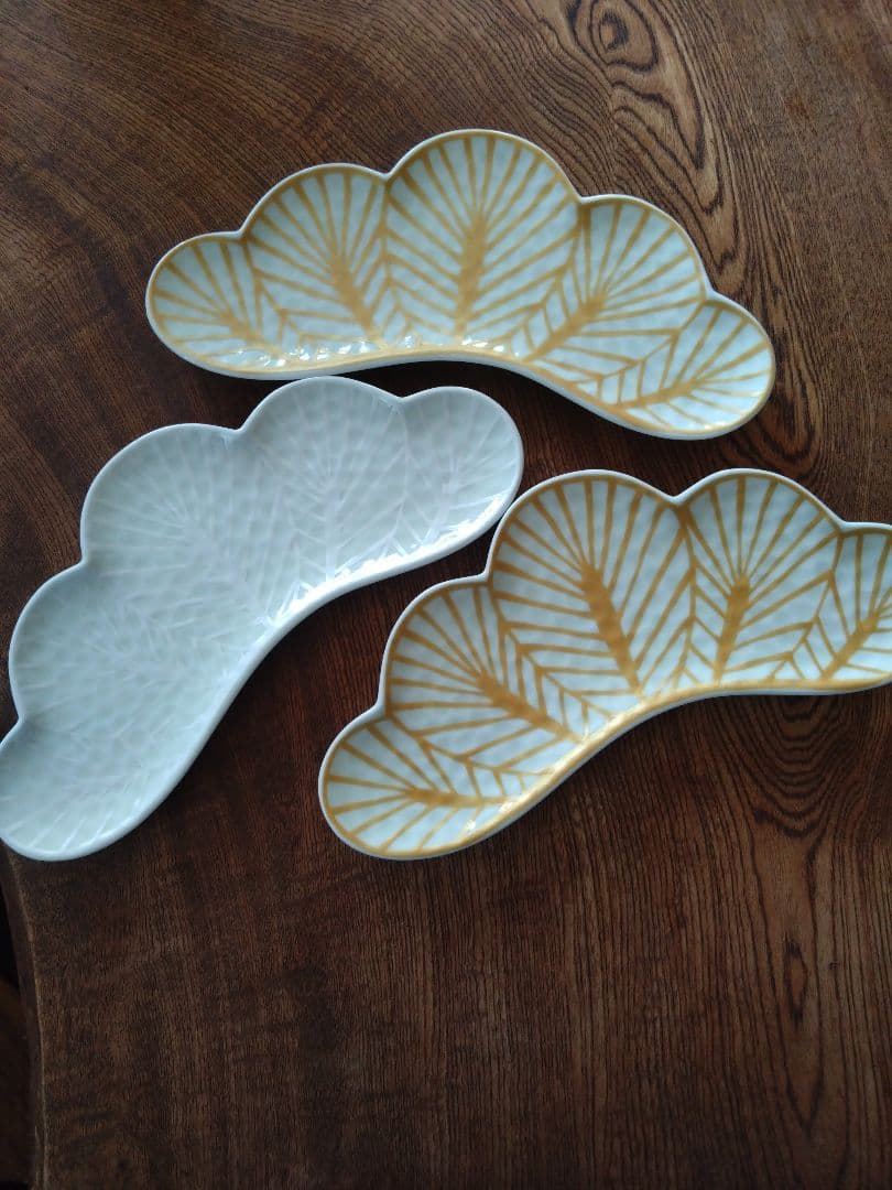 葉模様 波型皿 ３枚セット　お正月