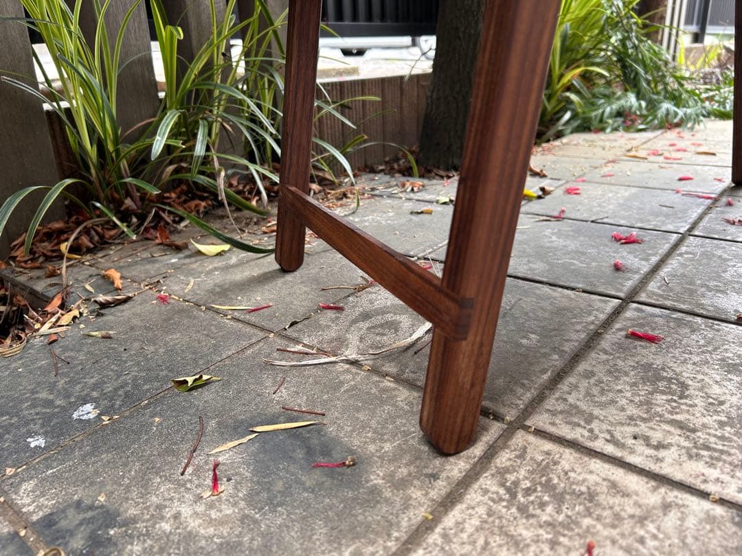 ウォールナットテーブル　真鍮ビス