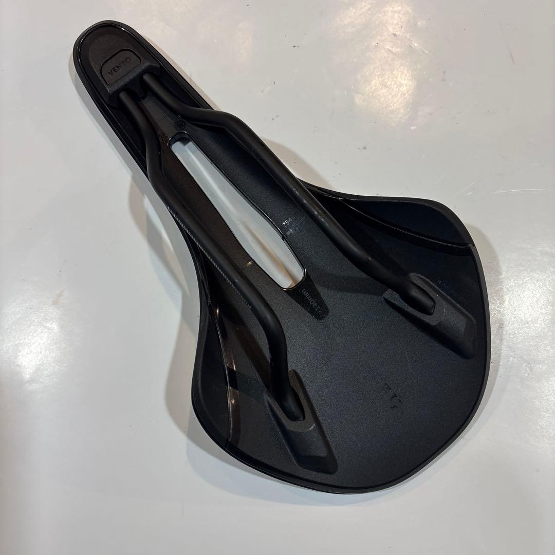 【未使用】fi'zi:k ANTARES サドル OPEN REGULAR