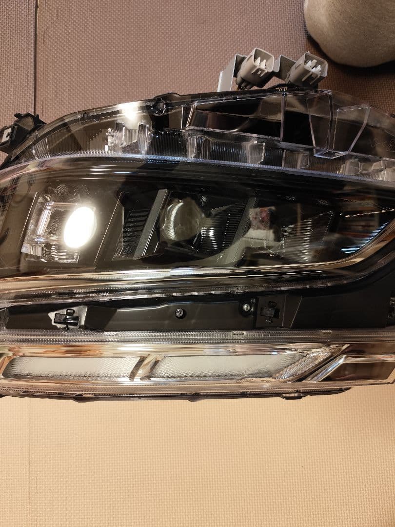 81150-28J10 ヴォクシー80系ヘッドライトユニット左側　トヨタ純正