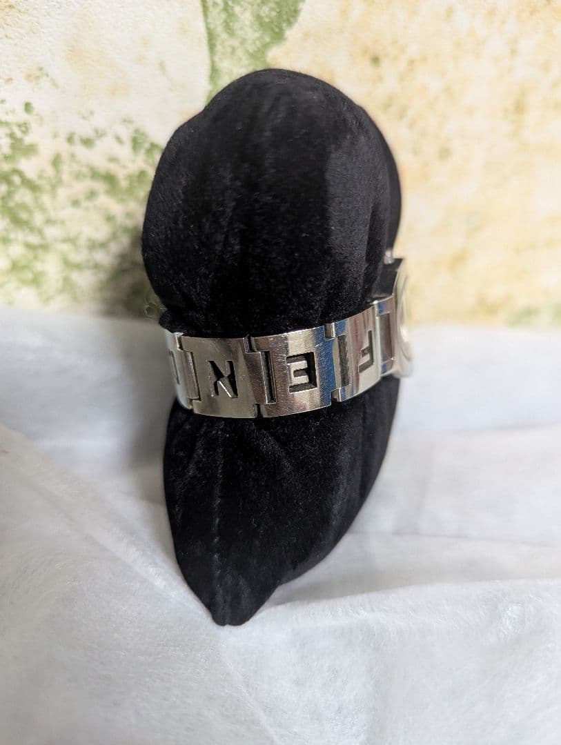 新品同様　美品　定価11万3000円　FENDI 　保証書付　箱付き　コマ付