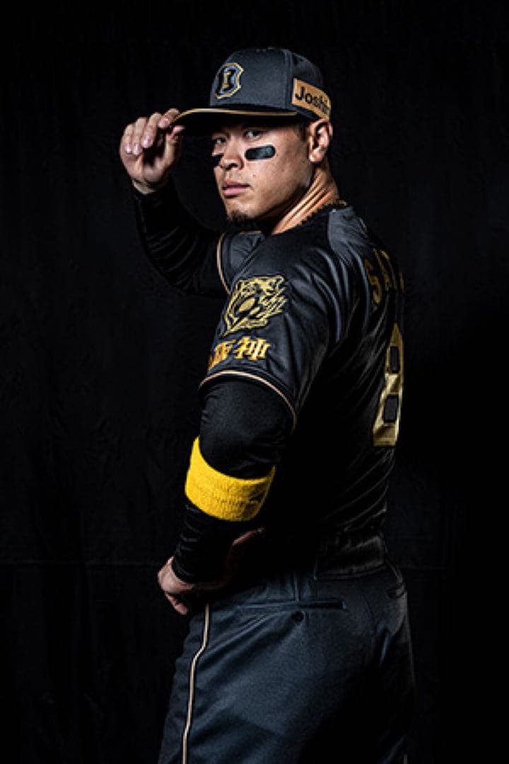 阪神タイガース 佐藤輝明　OSAKA ブラックダイナマイト　ユニフォーム　O