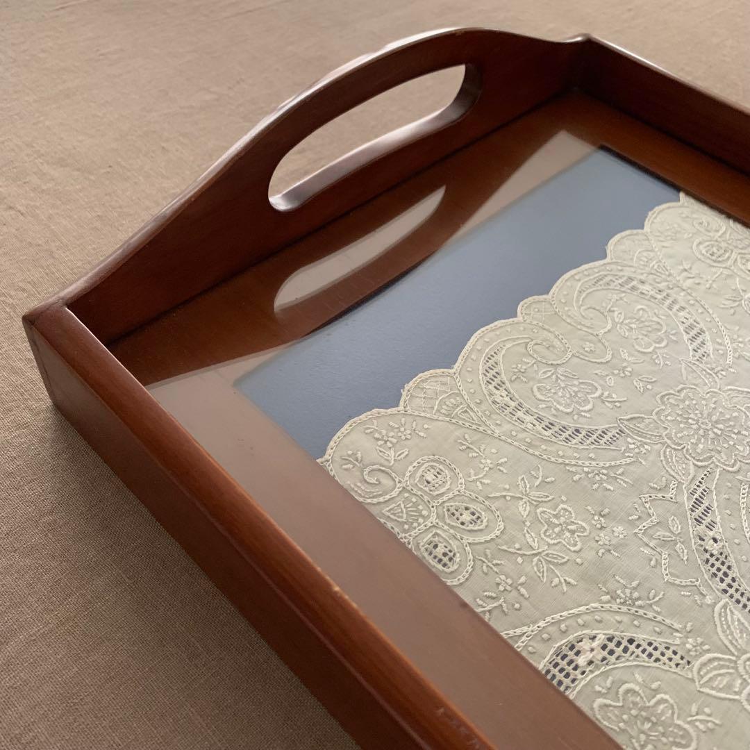 【イギリス】木製アンティークトレイ　ビンテージスワトウ刺繍レース　チーク　ガラス