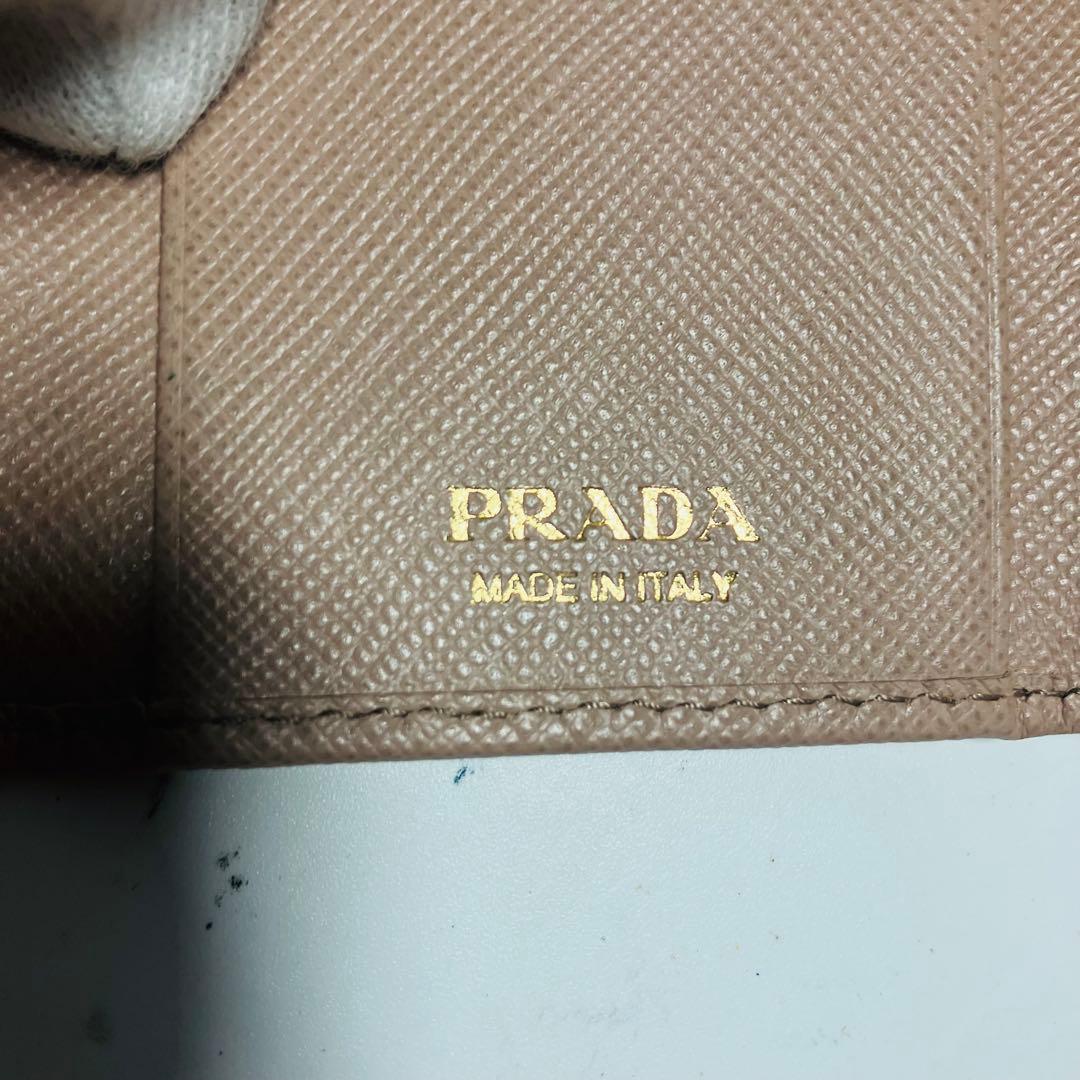 極美品　プラダ　ロゴ　サフィアーノレザー6連キーケース　ベージュ系　1M0222