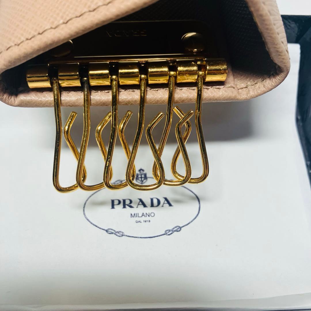 極美品　プラダ　ロゴ　サフィアーノレザー6連キーケース　ベージュ系　1M0222
