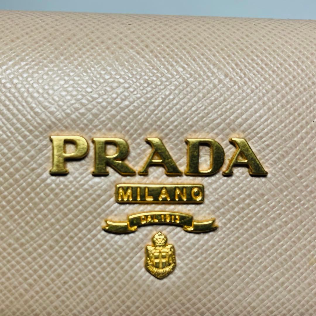 極美品　プラダ　ロゴ　サフィアーノレザー6連キーケース　ベージュ系　1M0222