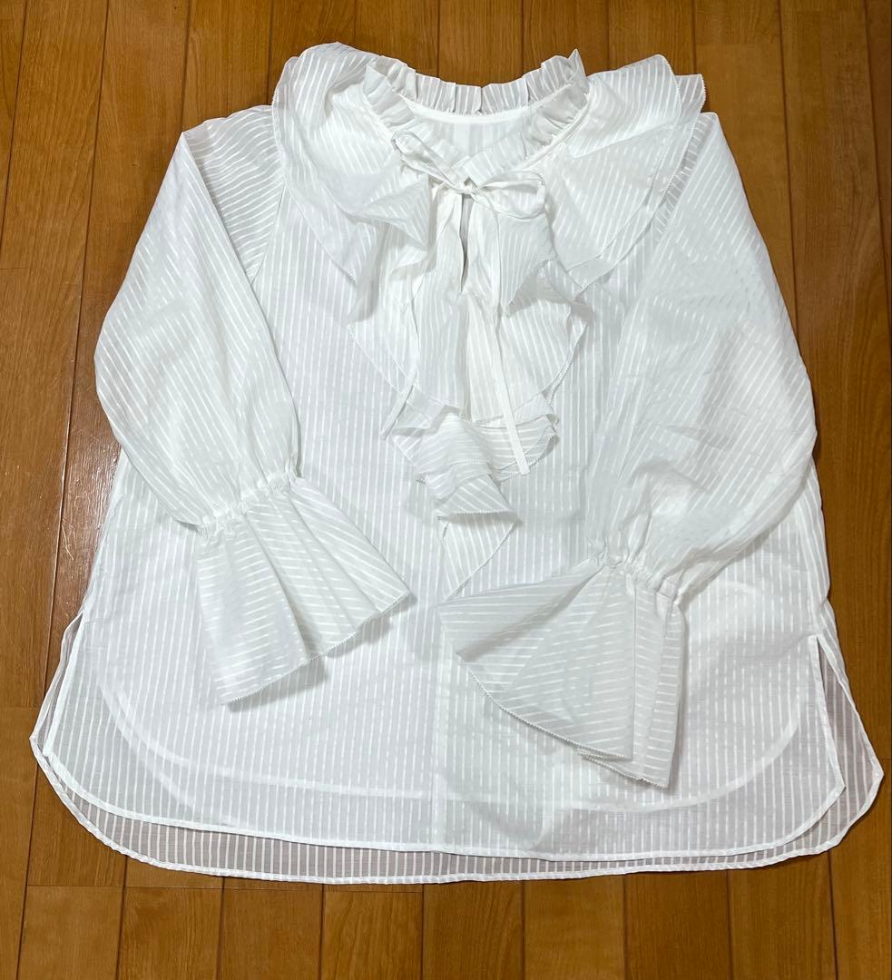 【美品】ジャスグリッティー シアーストライプラッフルブラウス オフィス