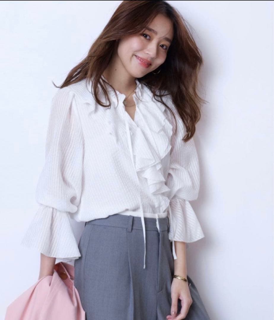 【美品】ジャスグリッティー シアーストライプラッフルブラウス オフィス