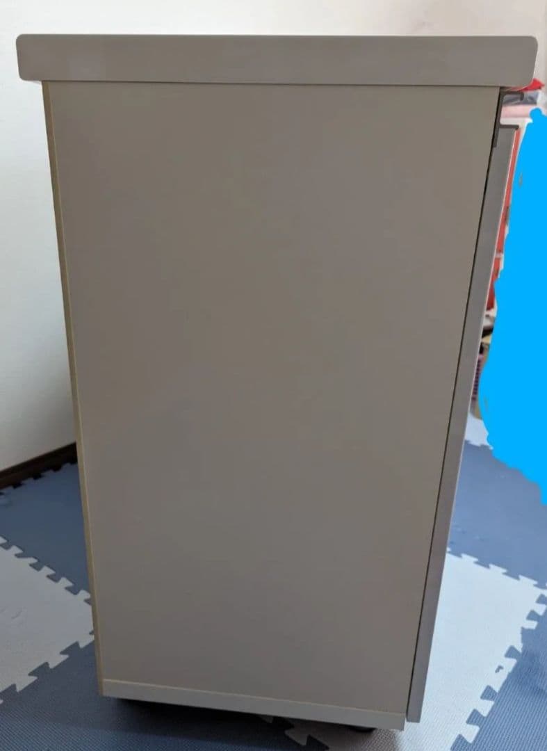 ホワイト　キャスター付きの　カウンター食器棚