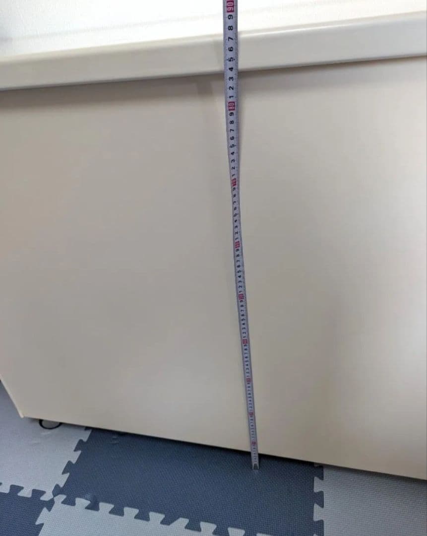 ホワイト　キャスター付きの　カウンター食器棚