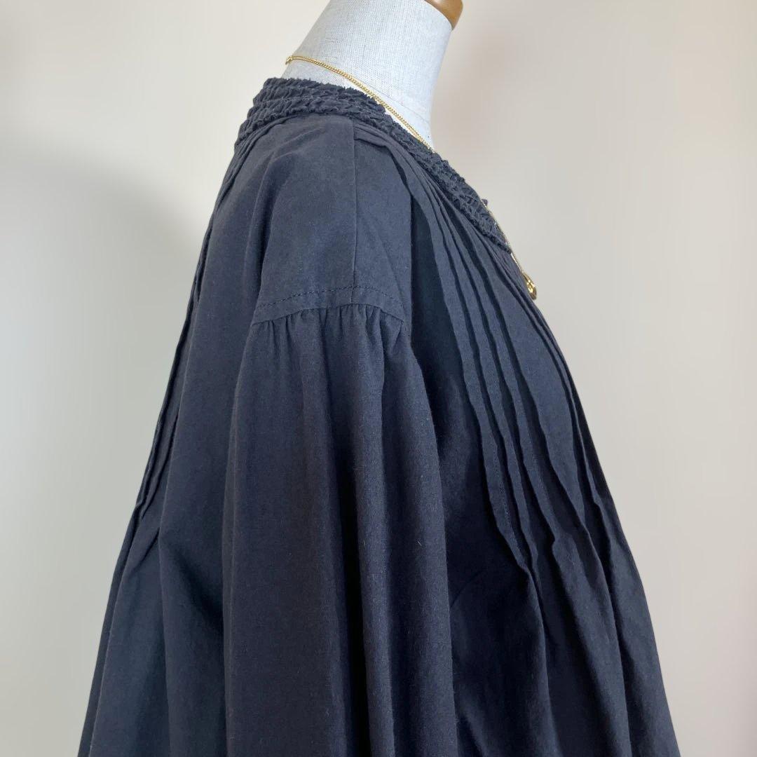 ピンクハウス　2023年秋冬　定価28,600円　かつらぎ風の黒無地のブラウス！