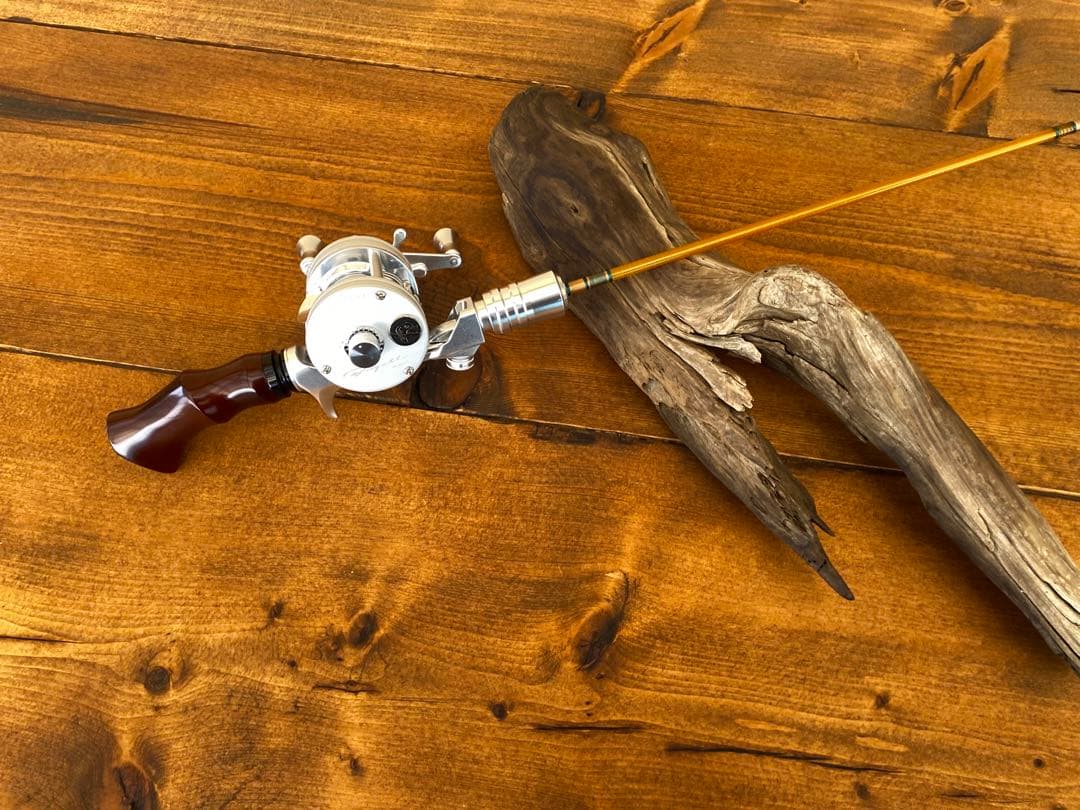 新品未使用　トラウト　ベイトリール　オールドリール風　丸型　リール　シルバー