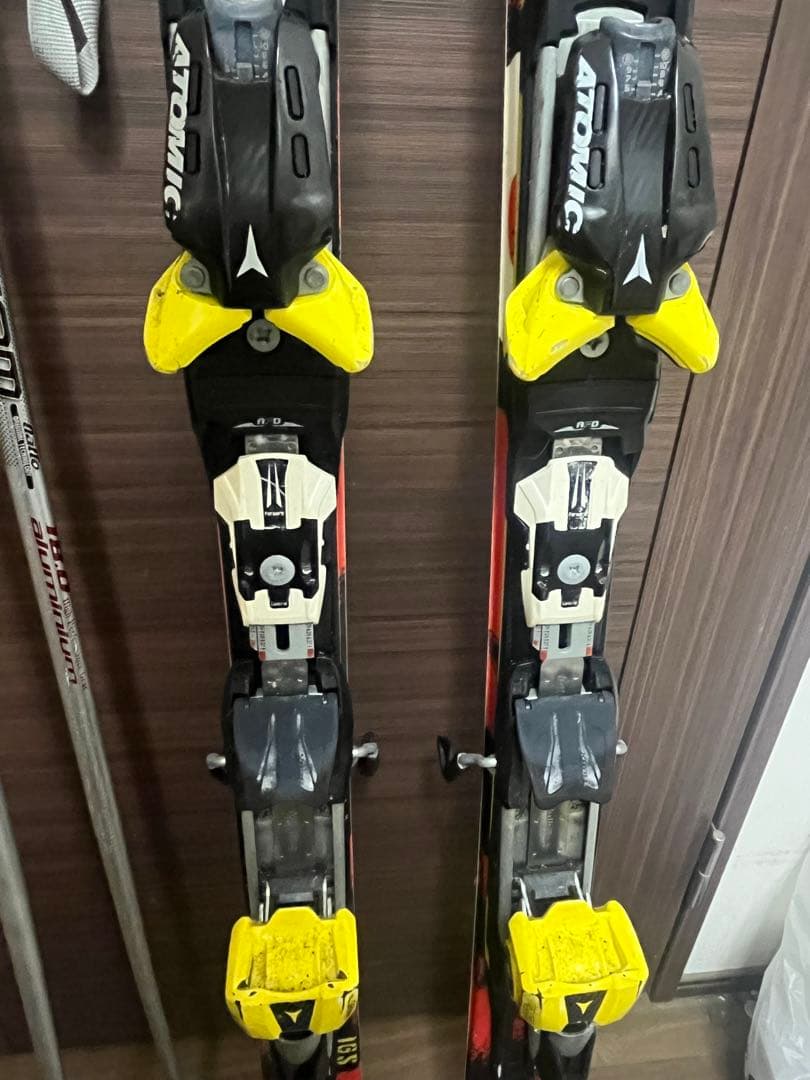 Atomic スキー板 赤/黒/黄 ビンディング付き