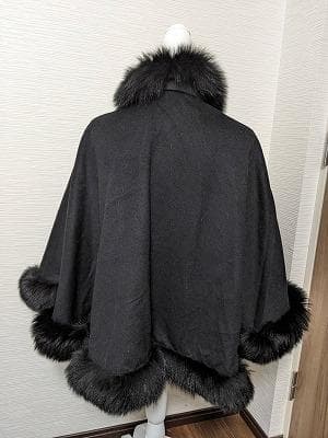 261　sagaフォックス　カシミヤ100％　ポンチョコート　マント　ストール