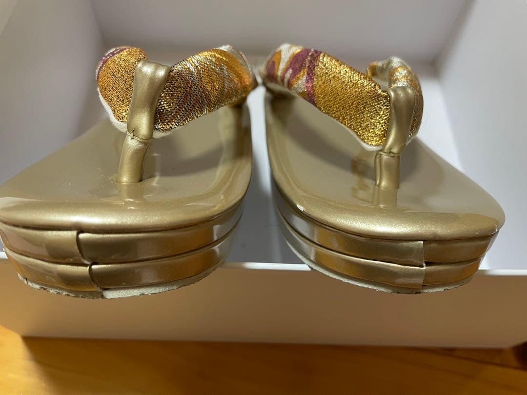 和装用バッグ 金色と白色の花柄