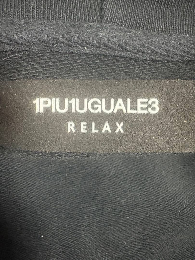 1PIU1UGUALE3RELAX黒パーカ