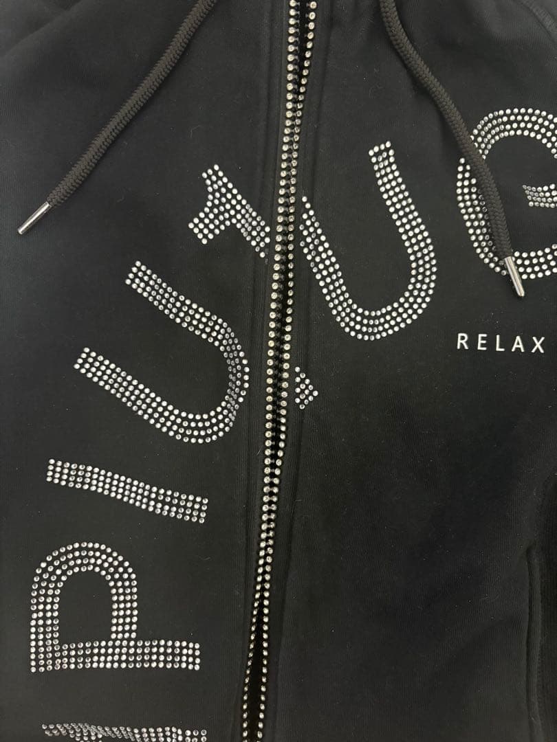 1PIU1UGUALE3RELAX黒パーカ