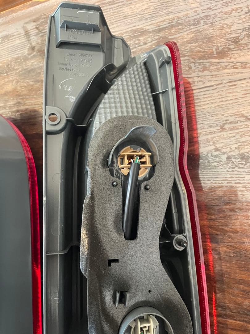 トヨタ　ハイエース　純正　テールランプ　左右セット