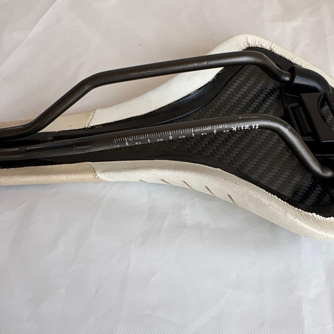 fi'zi:k Antares ロードバイクサドルホワイト ツートン 別注モデル