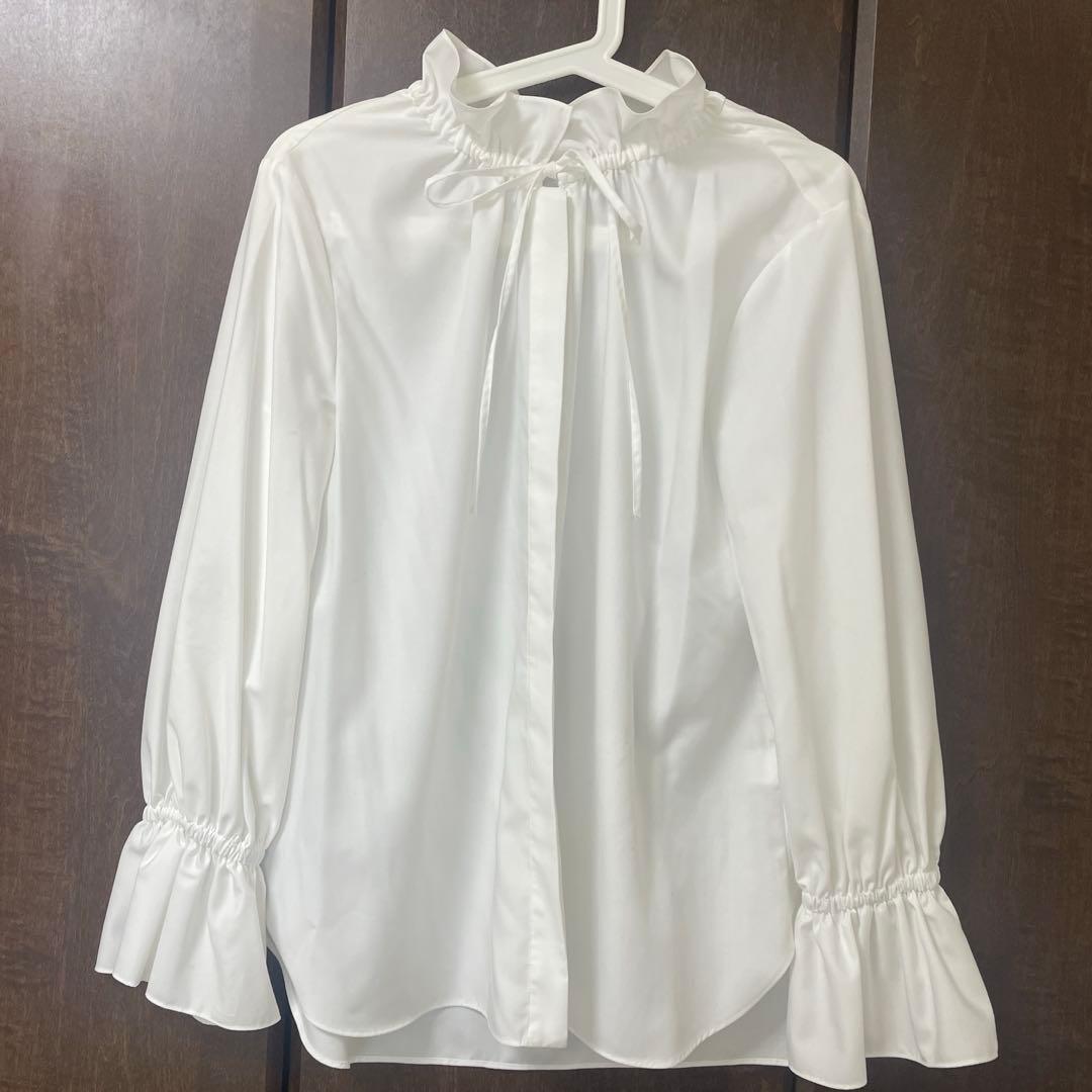 フリルネック ホワイトシャツ