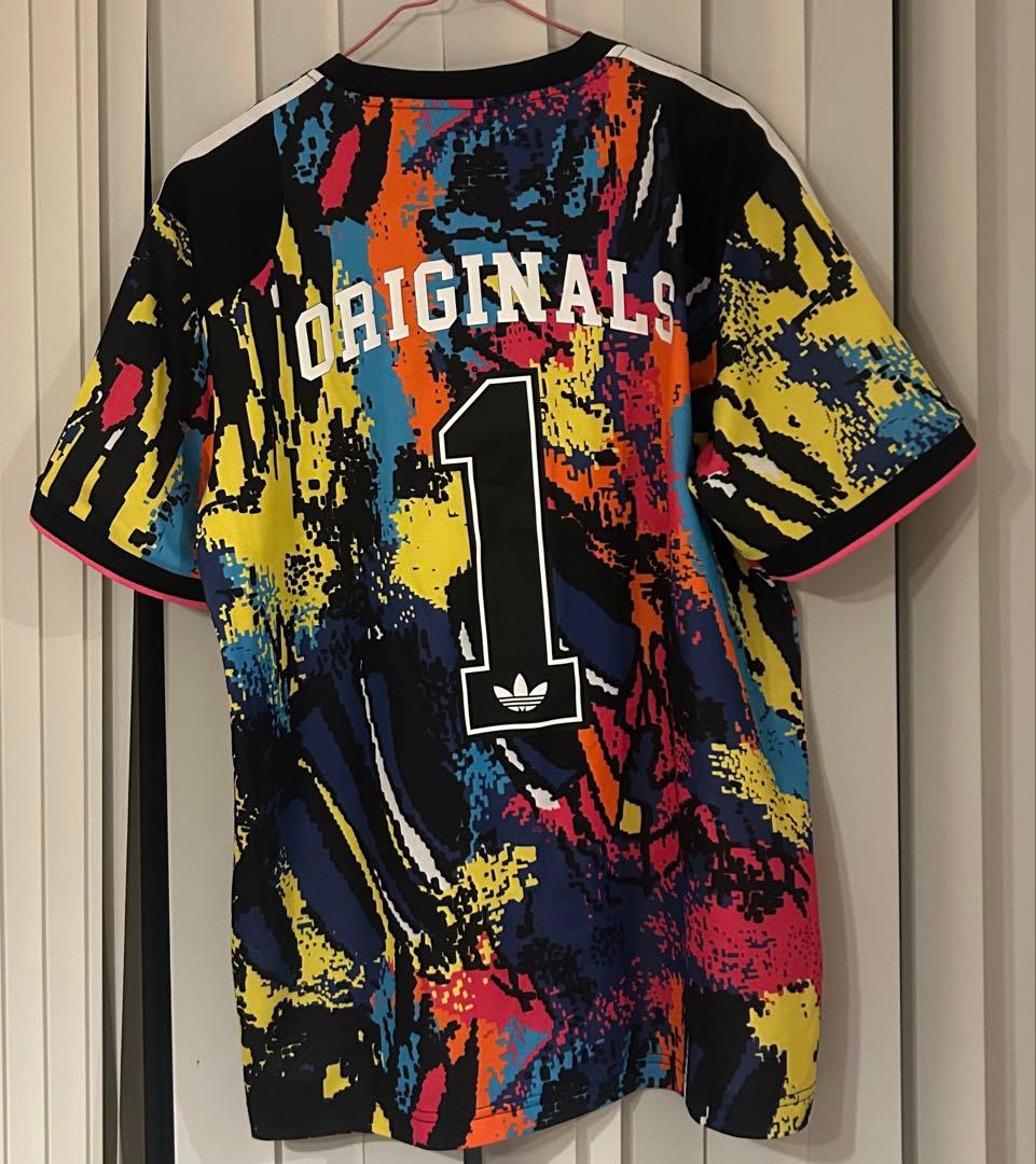 アディダス　アーカイブAOP マルチカラー