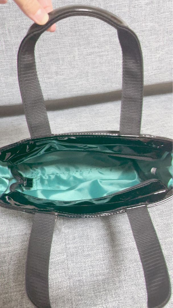 VALIANT 光沢トートバッグ 黒と緑