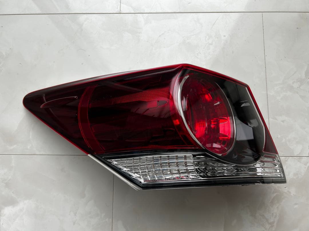 クラウンハイブリッド　アスリート　後期左テールランプ