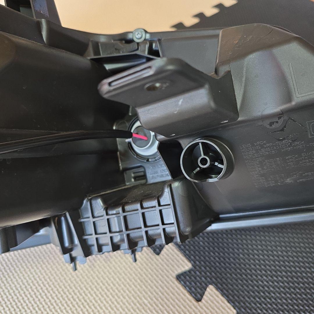 マ*ー様 日産リーフZE1後期インナーブラック ヘッドライト 美品(左側)バラス