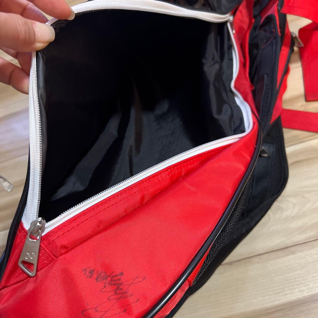 バドミントン ラケットバッグ② YONEX赤×黒 桃田サイン入 折らずに発送可能