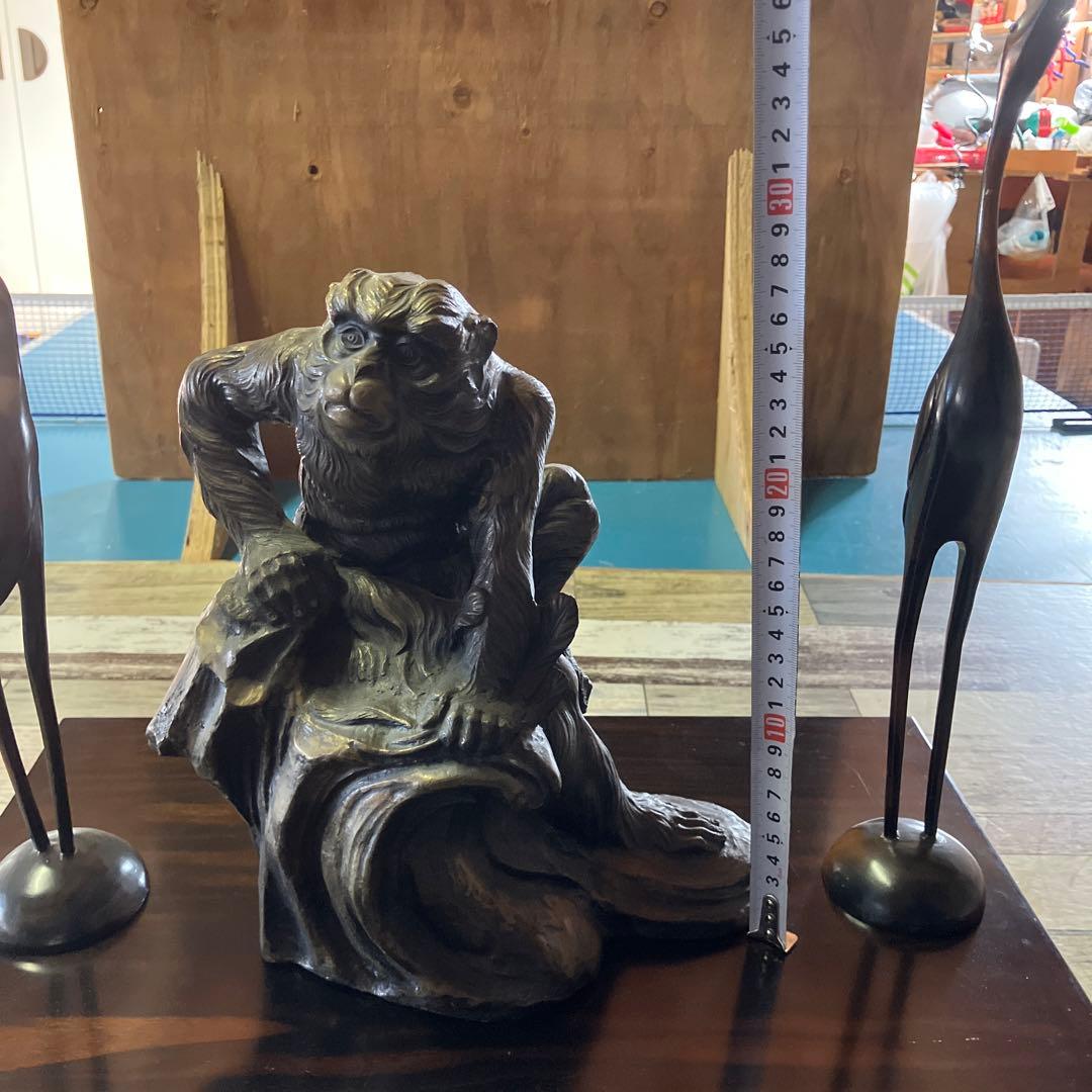 金属製猿のアンティーク、鶴（つがい）の置物まとめ売り　台座付き